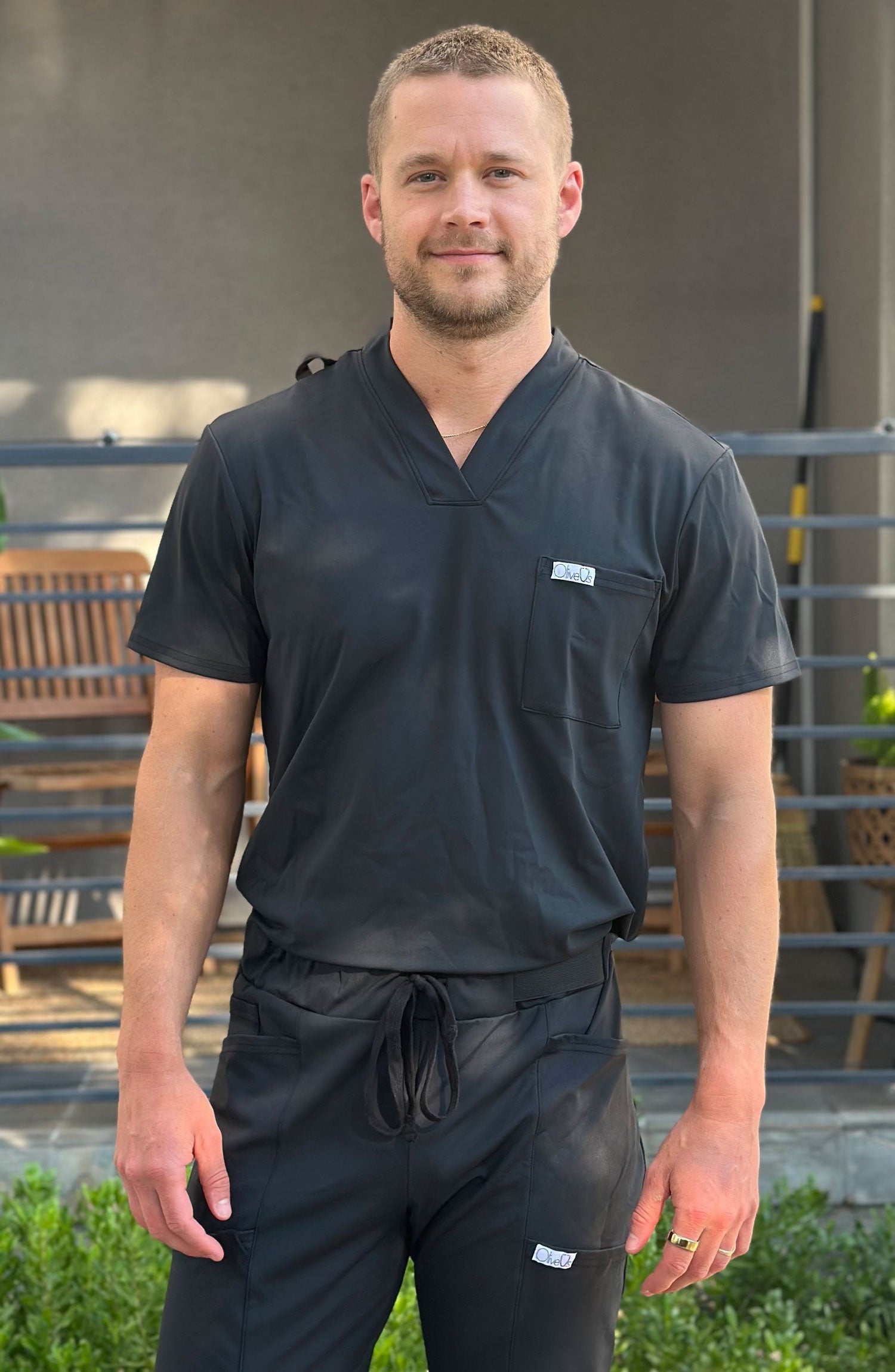 Men's Scrubs Tuck-In Top Black OliveUs MDF Instruments